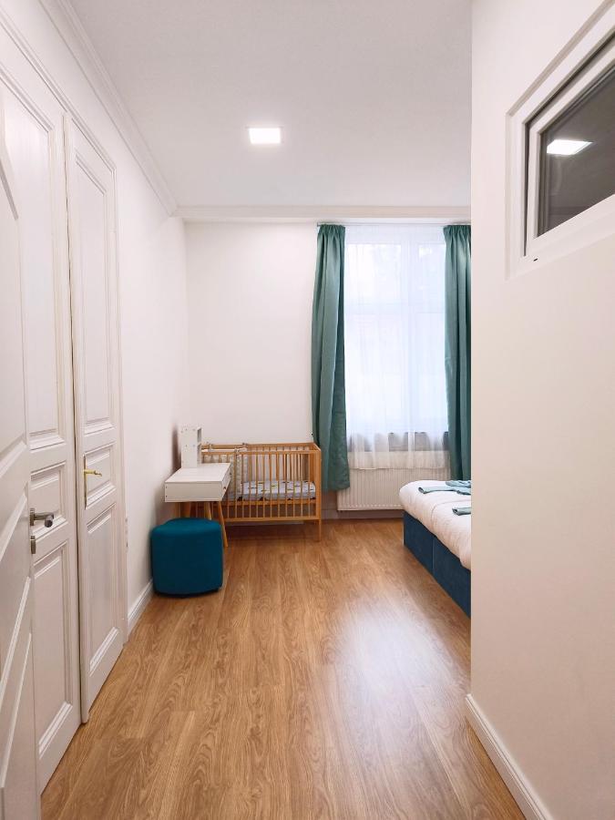 Ruyi Holiday Sopron Bagian luar foto