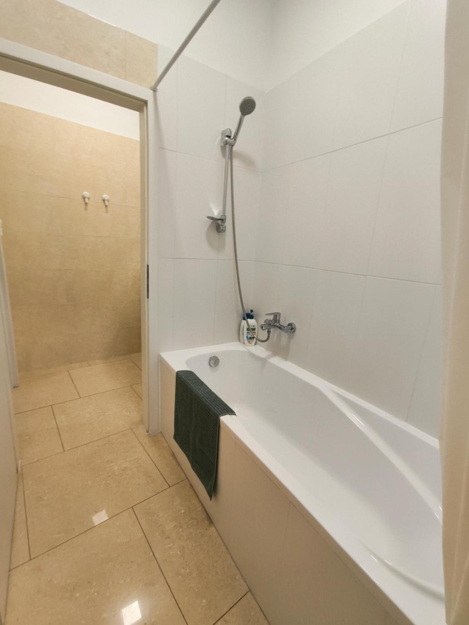 Ruyi Holiday Sopron Bagian luar foto